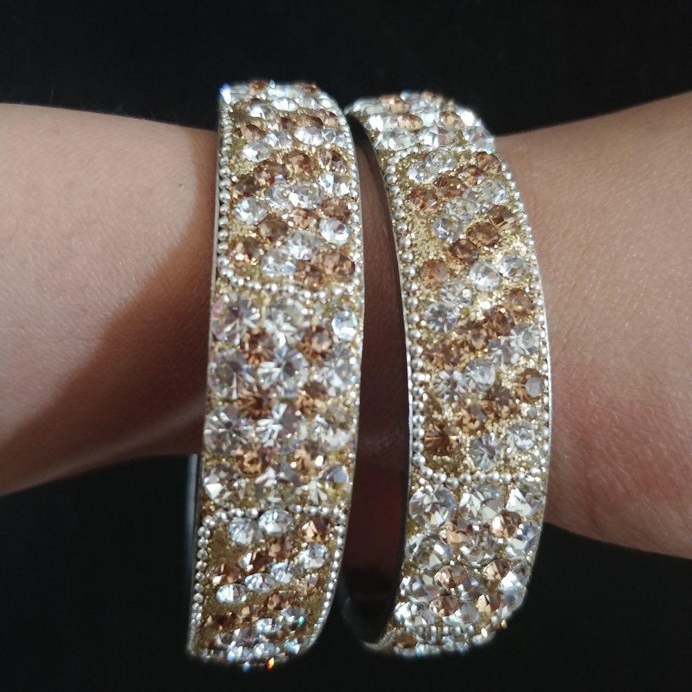 NWOT⭐⭐Cluster of super shiny stared bangles⭐⭐